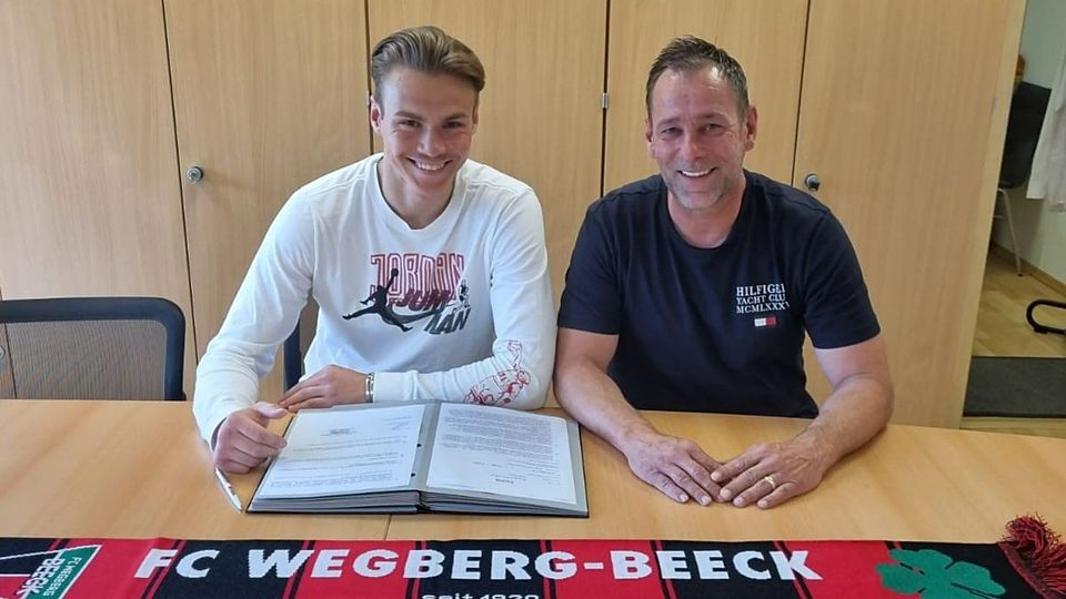 Daniel Pfaffenroth (li.) bei der Vertragsunterzeichnung mit Beecks Sportlichem Leiter Friedel Henßen.