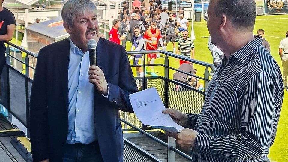 Paul Philipp (l.) gratuliert Paul Krier zum zehnjährigen Jubiläum von FuPa Luxemburg