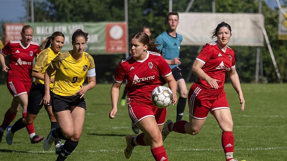 Vorwärts in Richtung Klassenerhalt: Stephanie Troeger (links) und  Carola Limberger eilten den Gegnerinnen aus Bogenhausen und dem Abstiegsgespenst davon.