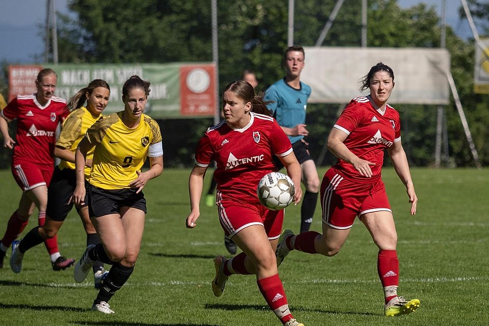 Vorwärts in Richtung Klassenerhalt: Stephanie Troeger (links) und  Carola Limberger eilten den Gegnerinnen aus Bogenhausen und dem Abstiegsgespenst davon.