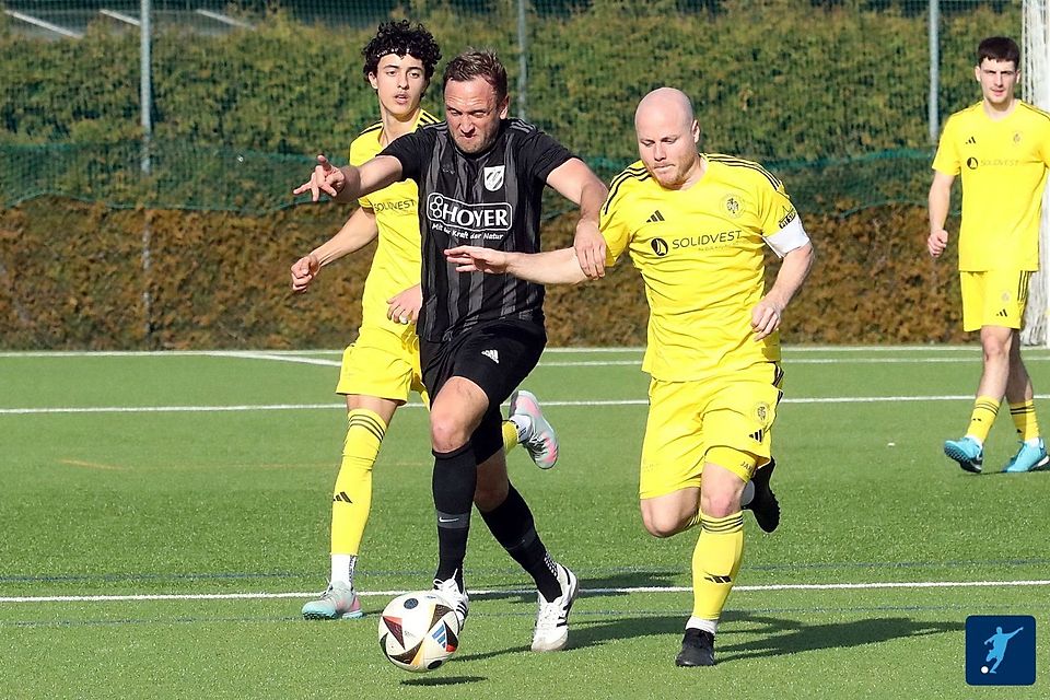 Der SV Pullach (gelb) ist am Freitagabend zu Gast in Gilching.