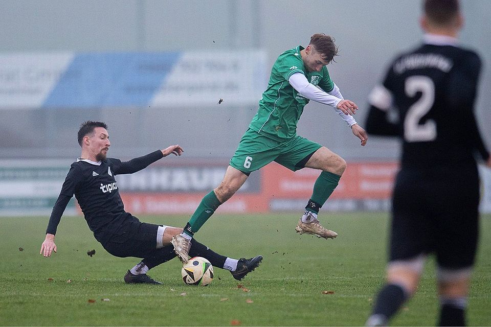 Der FC Furth im Wald (in Schwarz) kämpft in Vohenstrauß um wichtiges Punktegut für den Klassenerhalt.