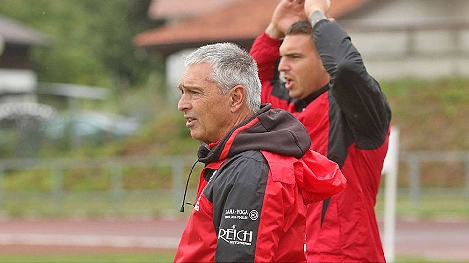 Mit fast ungläubigen Blicken verfolgen die beiden Meringer Trainer Gerhard Kitzler (vorne) und Christian Cappek derzeit die Darbietungen ihrer Mannschaft. Beim SC Olching kassierte der MSV eine derbe 0:3-Niederlage und bleibt damit im Tabellenkeller hängen.  Foto: Michael Hochgemuth