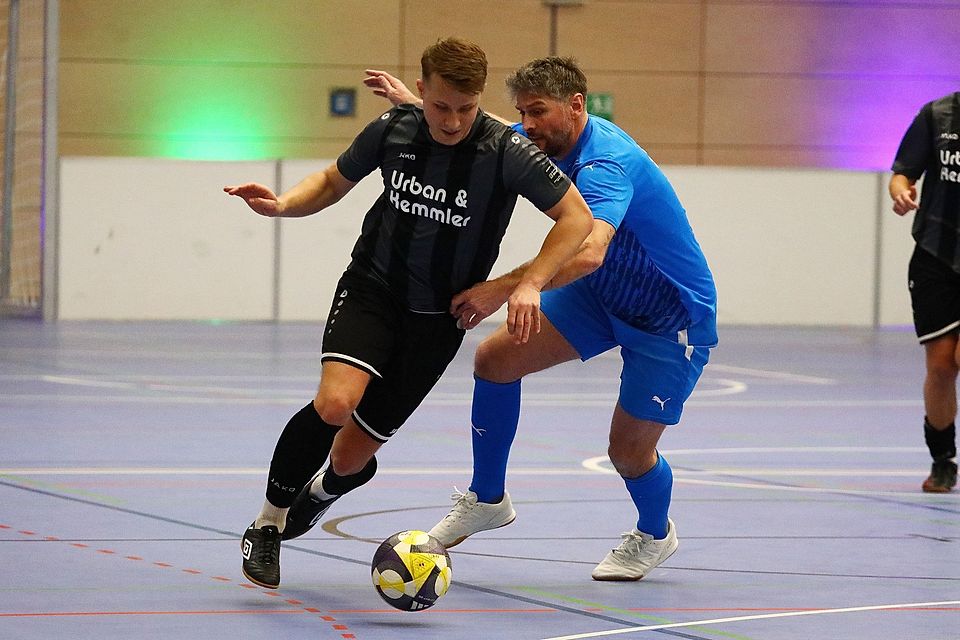 Der ehemalige Profi-Keeper Wolfgang Hesl (rechts) glänzte als Feldspieler – und vierfacher Torschütze.