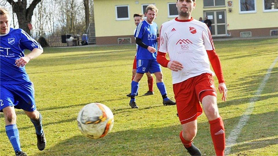 Tritt in der kommenden Saison nicht mehr für den TSV Wittislingen gegen den Ball: Spielertrainer Oliver Aunkofer (rechts) wechselt zum TSV Haunsheim.		F.: Karl Aumiller