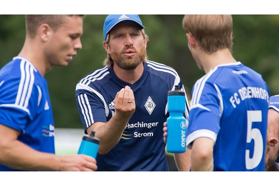 Peter Schmidt (M.) muss nach fünf Jahren beim FC Deisenhofen den Hut nehmen. Sein Vertrag wird nicht weiter verlängert, er versteht nicht wieso. FOTO: Brouczek