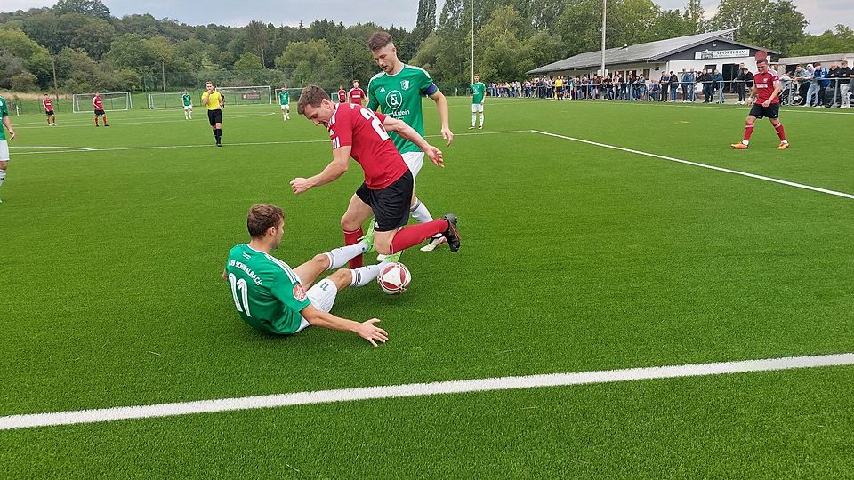 Der bisherige DJK-Co-Spielertrainer Lukas Kohler (rot) ist zur SV Elversberg II gewechselt
