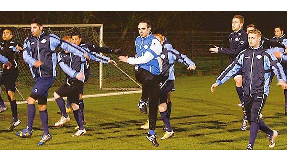 Trainer Alexander Nouri (weiße Ärmel) startete am Montagabend  mit seiner Mannschaft in die Vorbereitung. Piet Meyer