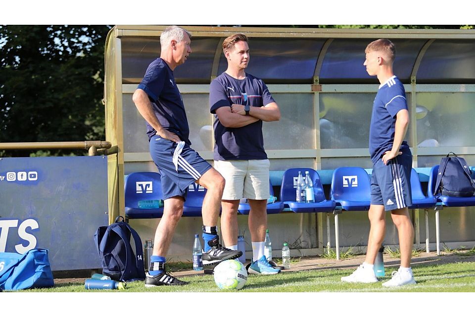 JFV-Präsident und Trainer Ingo Dammann, Vizepräsident Sören Behrmann und Trainer Pascal Poppe (von links) besprechen das nächste U15-Training. Foto: Berlin