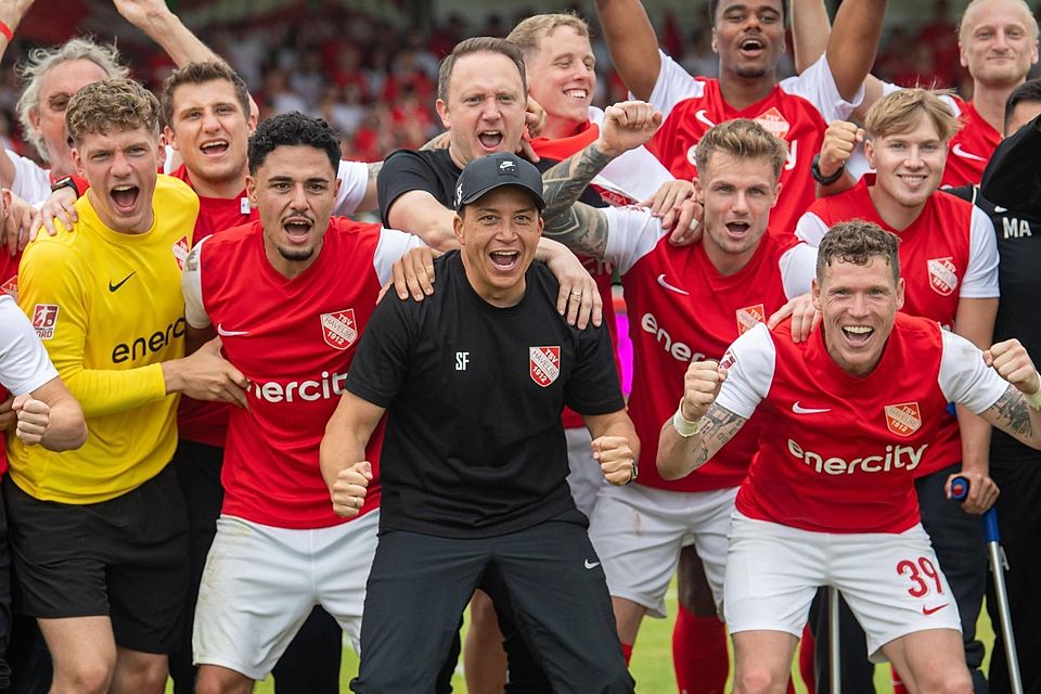 Havelses Mann für alles: Im Sommer bejubelte Florian Riedel (u. re.) den Aufstieg – danach setzte er sich hin und handelte neue Verträge mit seinen Mitspielern aus. Havelses Mann für alles: Im Sommer bejubelte Florian Riedel (u. re.) den Aufstieg – danach setzte er sich hin und handelte neue Verträge mit seinen Mitspielern aus.