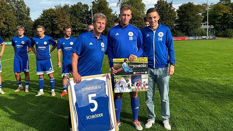Mit Marcel Schröder (mitte) werden 20 Jahre Oldenburger SV verabschiedet.