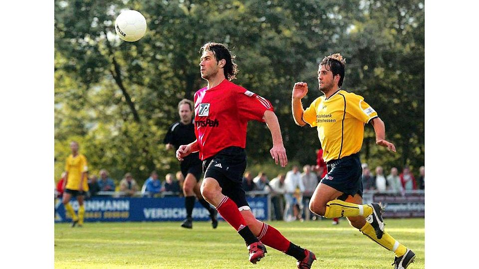 2006: Fabio Eidelwein (links) enteilt im Derby des SC Waldgirmes gegen den FSV Fernwald Samet Sakarya.	Archivfoto: Bär