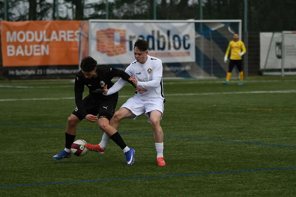 Arm in Arm: Hackenheims Paul Protzel (weißes Trikot) und sein Hermersberger Gegenspieler Foto: Sebastian Bohr Arm in Arm: Hackenheims Paul Protzel (weißes Trikot) und sein Hermersberger Gegenspieler Foto: Sebastian Bohr