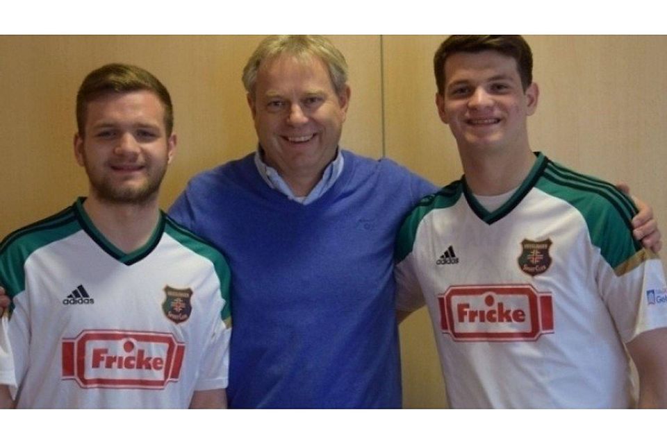 Team-Manager Steffen Lahde (Mitte) mit Egzon (links) und Auron Pércani. Foto: Facebook/HSC