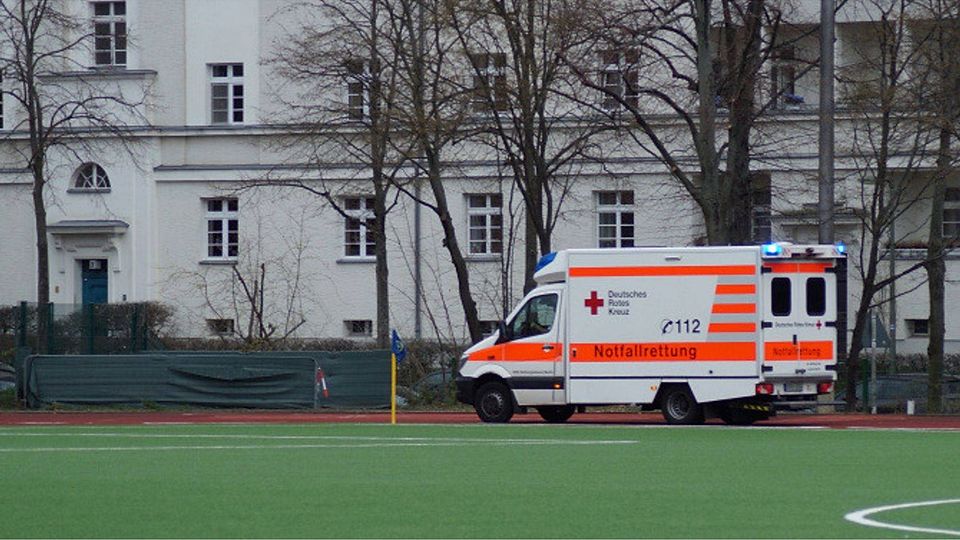 F: Räppold Aufgrund der Verletzung von Nicole Schröder (SFC Stern 1900) musste am Sonntag ein Krankenwagen zum Sportplatz in der Kreuznacher Straße gerufen werden