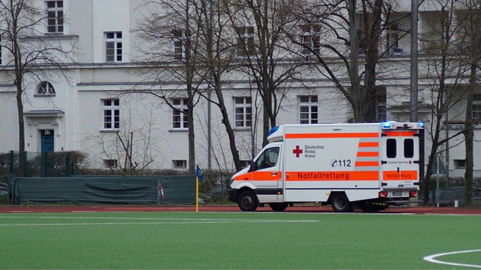 F: Räppold Aufgrund der Verletzung von Nicole Schröder (SFC Stern 1900) musste am Sonntag ein Krankenwagen zum Sportplatz in der Kreuznacher Straße gerufen werden