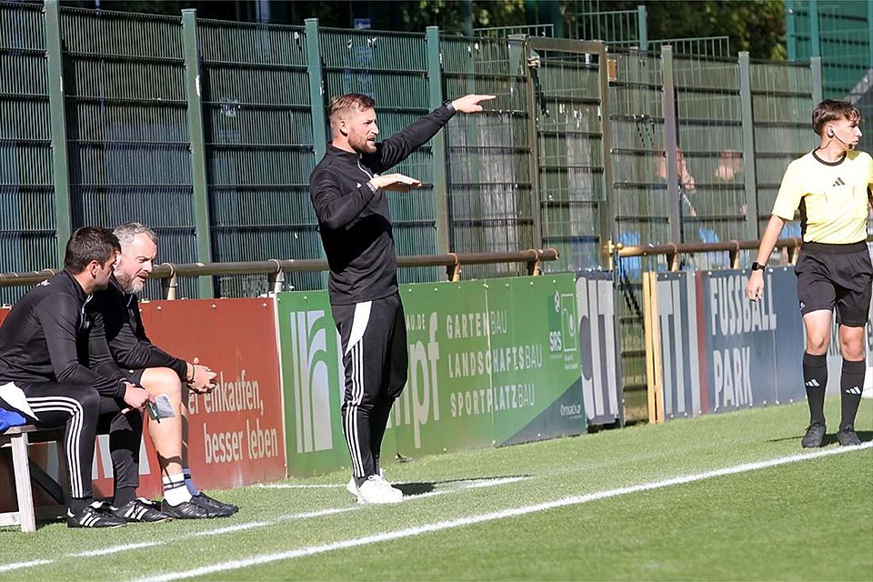 Trainer Florian Stahl (Oldenburger SV) mit Anweisungen an sein Team.