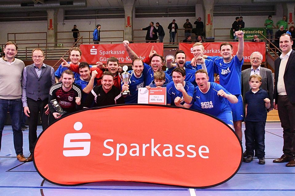 Jubel bei der SpVgg Wiesenbach. Der Kreisligist wiederholte den Triumph von 2016 und ist neuer Futsalmeister im Landkreis Günzburg.