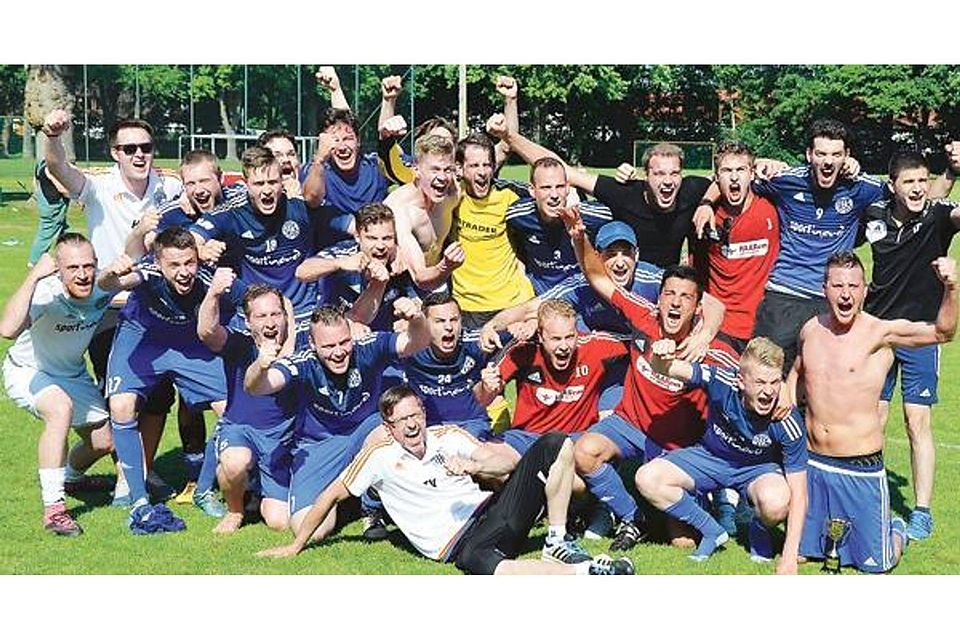 Es ist vollbracht: Nach einem spannenden Saisonendspurt bejubeln die Fußballer des FC Hude  die Kreisliga-Meisterschaft Guido Finke
