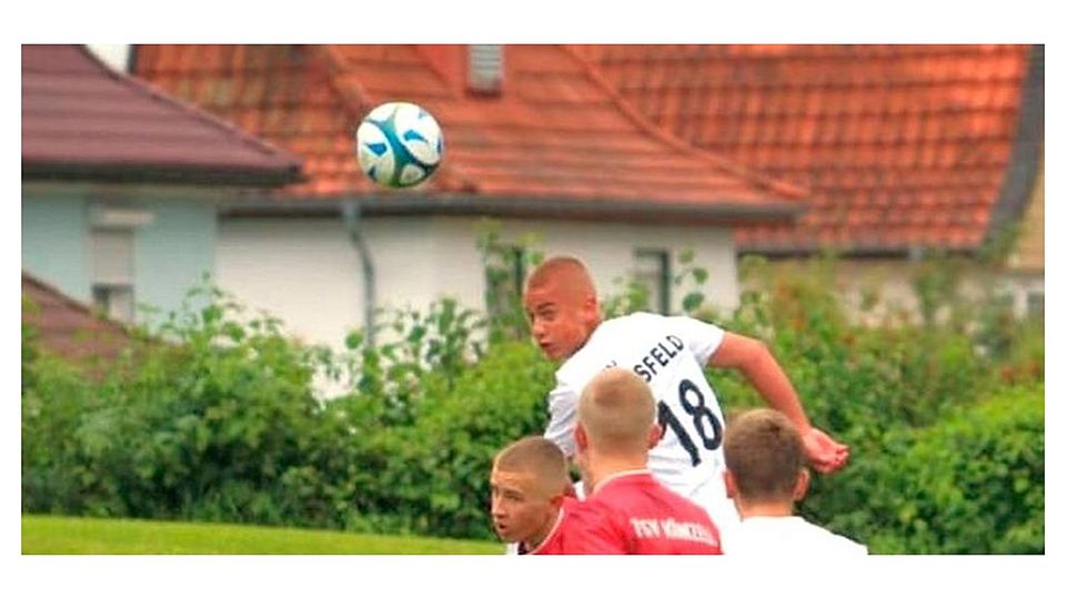 Bei den B-Junioren spielt Luca Soltau, hier beim Kopfball, im Sturm und führt mit 18 Treffern souverän die Torschützenliste der Gruppenliga an. Foto: Luckhardt 