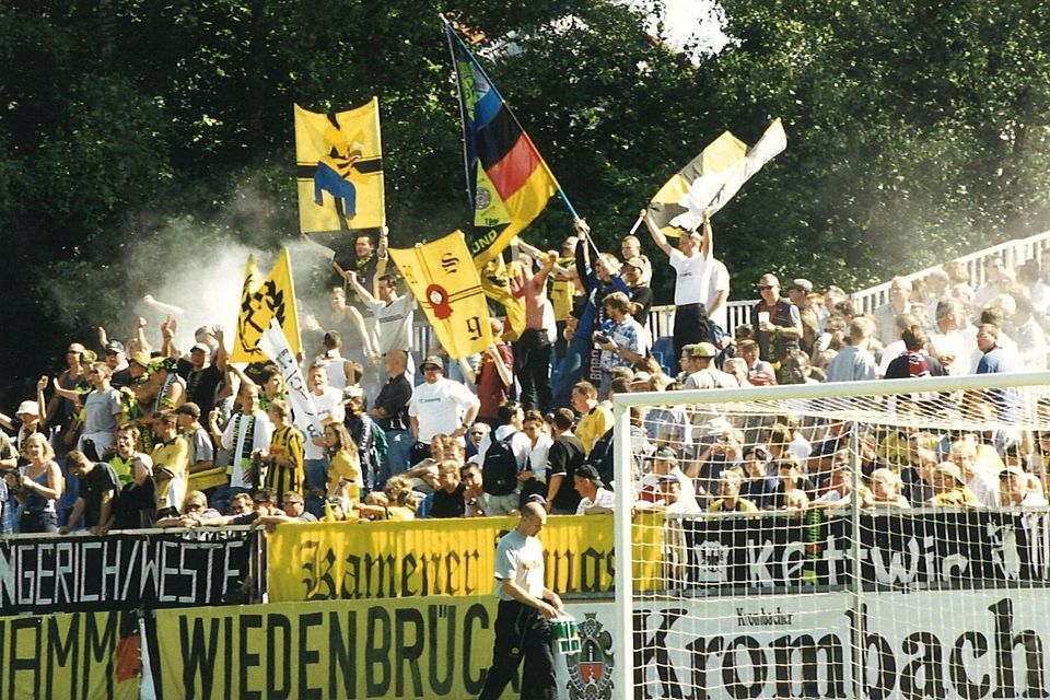 Volle Hütte beim historischen Kick: Der FC Ismaning empfängt am 26. August 2000 Champions-League-Sieger Borussia Dortmund in der 1. Runde des DFB-Pokals; 7500 Zuschauer sind dabei.