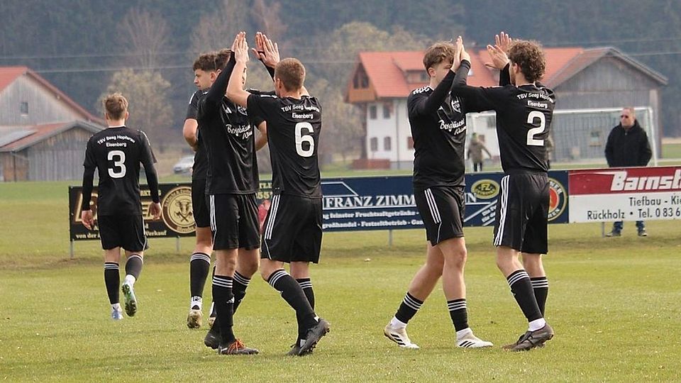 Jubel beim TSV Seeg-Hopferau-Eisenberg. Mit dem Sieg gegen den FC Blonhofen ist der Kreisligist wieder mitten im Titelrennen.