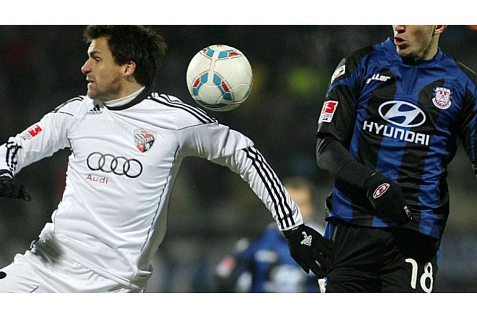 Auf der Suche nach dem Spielgerät: Frankfurts Ilian Micanski wusste in dieser Szene, wo der Ball ist - FCI-Akteur Andreas Schäfer nicht. Foto: dpa F: dpa