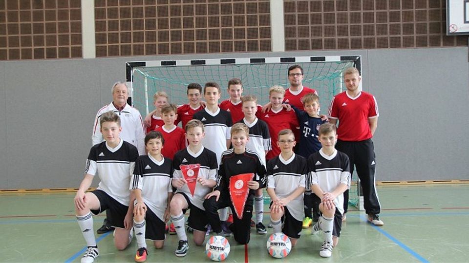 Siegerlächeln: Der JFV Alsfeld-Bechtelsberg (in Rot das dritte Team, in Weiß die erste Mannschaft) gewinnt die Hallen-D-Junioren-Kreismeisterschaft.