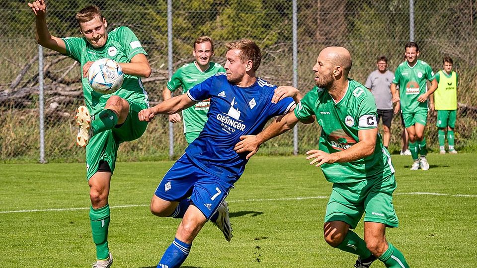 Der FC Rottach-Egern (in Grün), im Bild Florian Koelbl (l.) und Kapitän Markus Stöckl, konnte dem FC Deisenhofen III (in Blau) nicht die Stirn bieten.