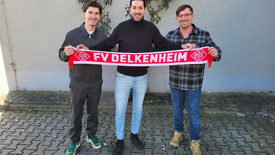 Karim El Bakkaoui (Mitte) wird ab Sommer Spielertrainer beim FV Delkenheim.Links der sportliche Leiter und Offensivspieler, Raul Romero Centeno, rechts Vereinsboss Öner Yalciner.