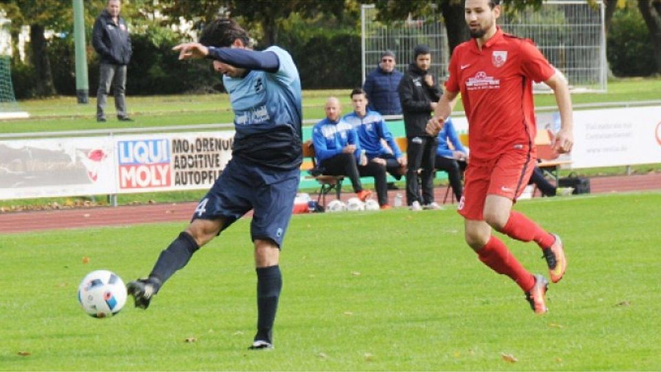 Türkspor-Verteidiger Manuel Evens (rechts) kommt zu spät und kann Onur Mutlo nicht am Torschuss hindern. Apprich