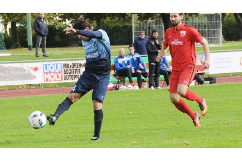 Türkspor-Verteidiger Manuel Evens (rechts) kommt zu spät und kann Onur Mutlo nicht am Torschuss hindern. Apprich