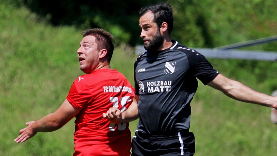 Lob vom Trainer: Der Bergalinger Tobias Albiez (rechts, im letztjährigen Duell beim FC 08 Bad Säckingen) zeigte „ein starkes Spiel“.  | Foto: Matthias Konzok
