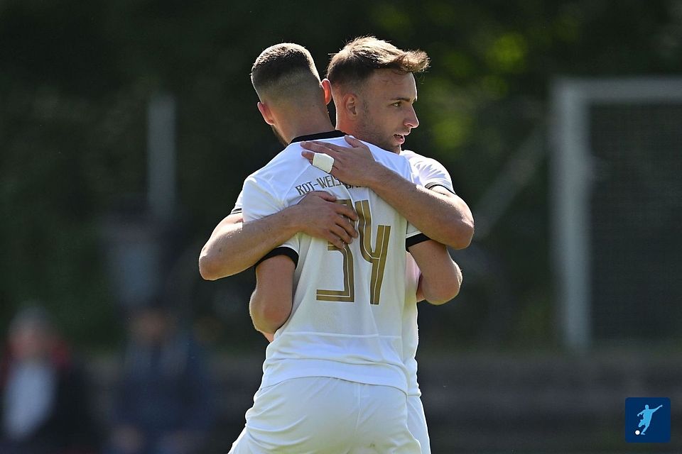 Grund zum Jubeln bei RW Darmstadt: Die Rot-Weißen gewinnen 3:1 gegen Ober-Roden. Grund zum Jubeln bei RW Darmstadt: Die Rot-Weißen gewinnen 3:1 gegen Ober-Roden.