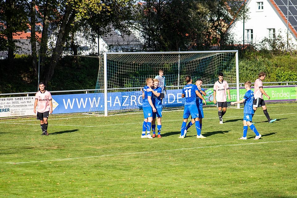Der VfL Egenburg (blaue Trikots) konnte das Spiel in Wildenroth mit 6:1 für sich entscheiden. Hier eine Szene aus der Partie gegen den SV Adelshofen-Nassenhausen.