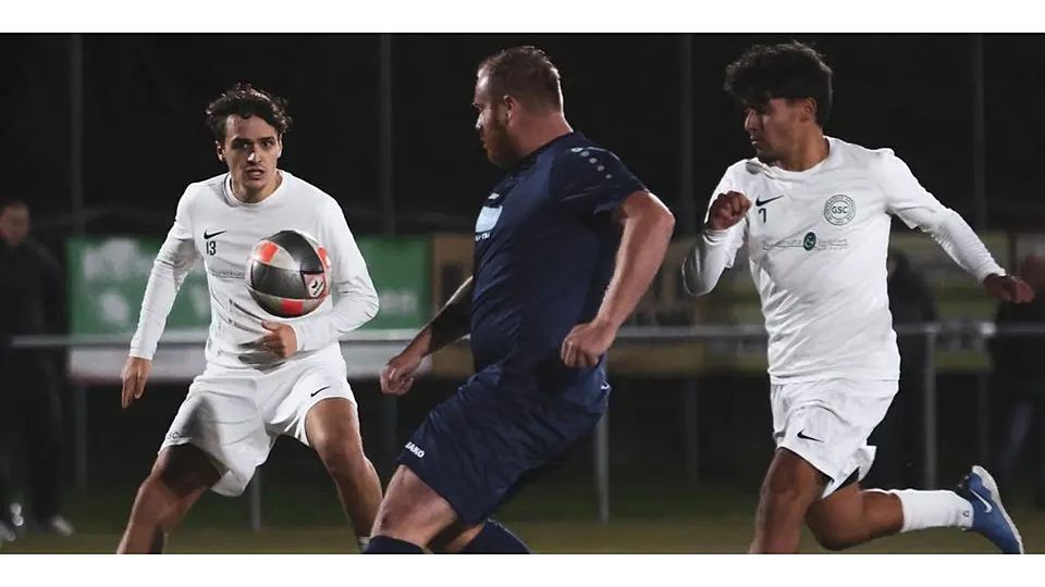 Die Gladenbacher Offensive um Paul Weber (links) und Kaan Özdemir setzt die Südkreis-Abwehr um Hendrik Schmidt (Mitte) am Dienstag dauerhaft unter Druck und knackt das FSG-Bollwerk fünfmal. © Lars Hinter