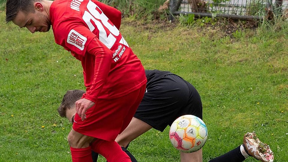 Kann nicht mehr ernsthaft stolpern: Matija Milic (rot) und der abgesicherte VfB Forstinning.
