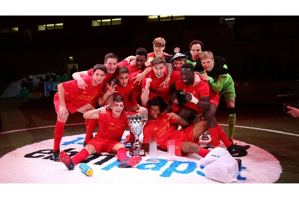 Die Liverpooler Spieler feierten ihren Turniersieg und stellten mit Bobby Adekanye den besten Akteur des A-Junioren-Masters. Foto: EBM-Papst