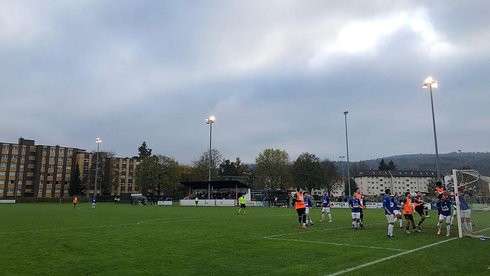 Düster die Stimmung am Himmel, noch düsterer die Tabellenlage: Dübendorf steckt nach der 0:4-Niederlage gegen Leader Widnau im Tabellenkeller fest.