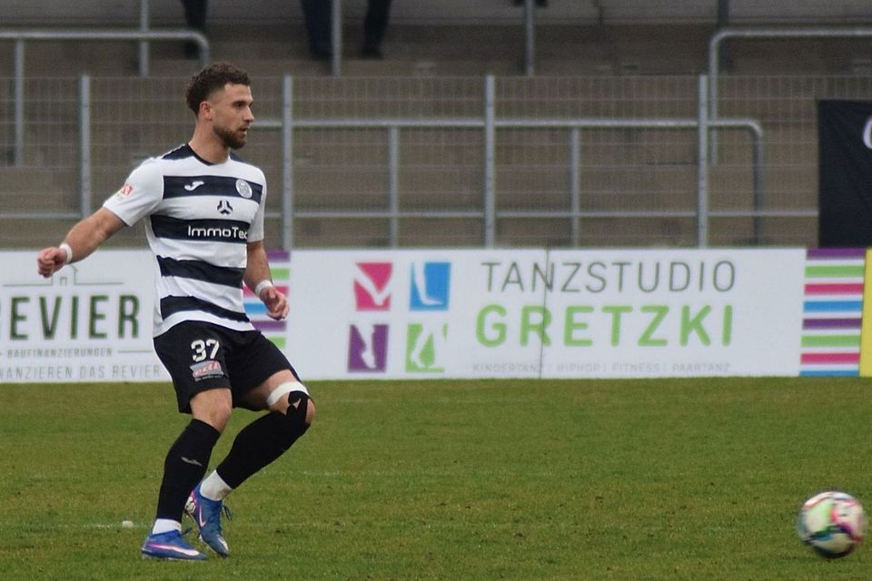 Wattenscheids Verteidiger Albin Thaqi dürfte sich über den ersten Doppelpack seiner Laufbahn wenig gefreut haben.