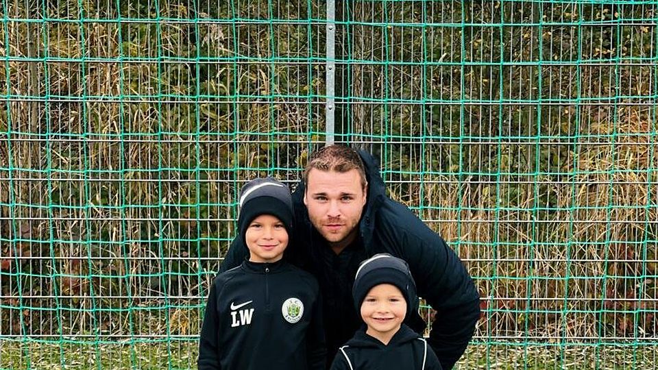 FCF-Coach Benjamin Wall mit seinen Söhnen Luca und Nicolai.