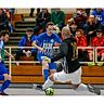 Abgewehrt: Bretzenheims Keeper Danny Thomas (schwarzes Trikot) hält gegen Kreuznachs Michael Gilles. 	Foto: Dirk Waidner
