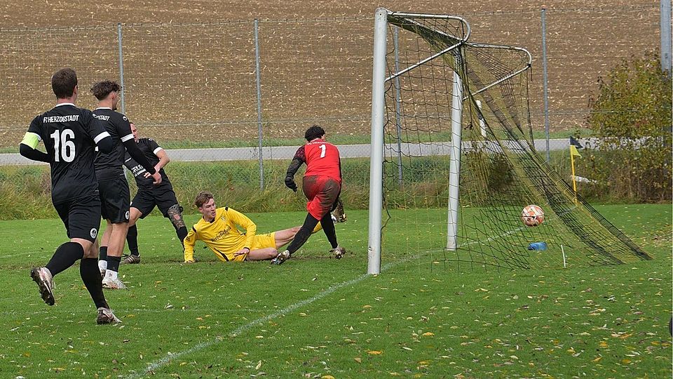 Der zweite Streich im Schützenfest: Moritz Greimel (2.v.r.) überlegt vorbei an Gästetorwart Tristan Münzberger zum 2:0, Kapitän Vincent Wirl, Alexandar Denic und Oliver Kurowski (v.l.) allesamt zu spät.