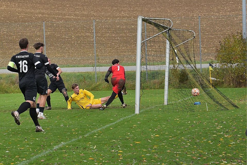 Der zweite Streich im Schützenfest: Moritz Greimel (2.v.r.) überlegt vorbei an Gästetorwart Tristan Münzberger zum 2:0, Kapitän Vincent Wirl, Alexandar Denic und Oliver Kurowski (v.l.) allesamt zu spät.