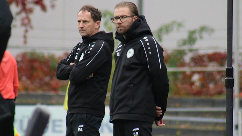 Sein letztes Spiel an der Seitenlinie am vergangenen Sonntag: Holger Orlamünde (hinten) verabschiedet sich als Trainer beim SC 1903 Weimar.