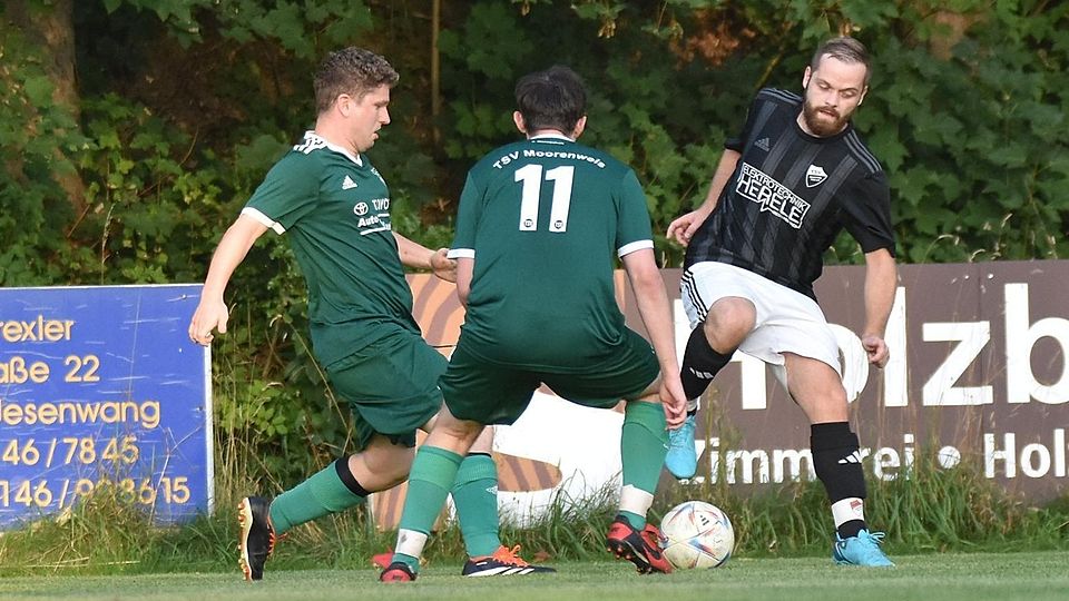Der TSV Jesenwang (in Schwarz) gewann daheim gegen den TSV Moorenweis II (in Grün).