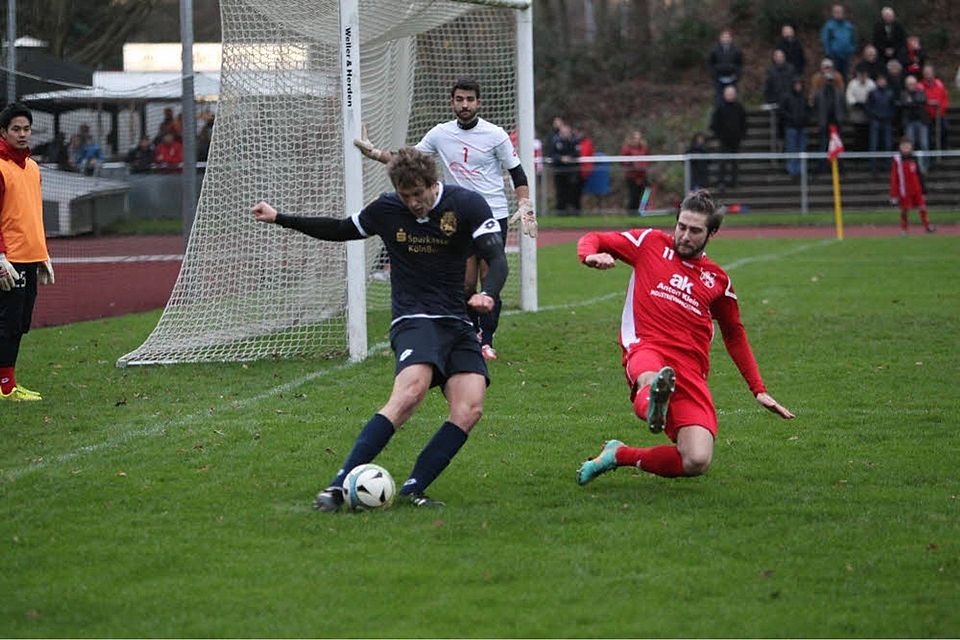 Fit für das Mittelrheinliga-Duell beim SV Bergisch Gladbach: Angreifer Denis Wegner (rechts) vom FC Hennef 05. Foto: Bröhl Fit für das Mittelrheinliga-Duell beim SV Bergisch Gladbach: Angreifer Denis Wegner (rechts) vom FC Hennef 05. Foto: Bröhl