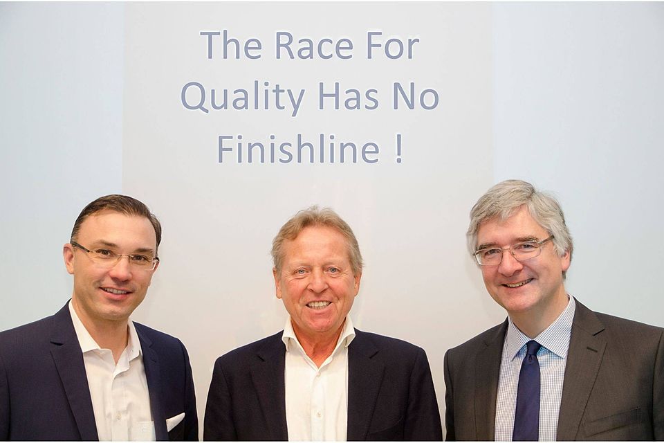 Professor Dr. Tobias Renkawitz (li), Klaus Eder (mitte) und Professor Dr. Joachim Grifka  (re) unter dem Motto des sportmedizinischen Teamforums: &quot;Im Wettlauf um Qualität gibt es keine Ziellinie&quot;