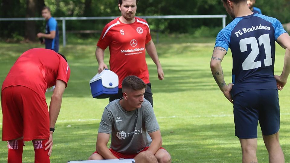 Unschönes Ende eines Arbeitstages: Raistings Julien Wiesner (liegend) verletzte sich ohne Fremdeinwirkung am Knie. Er musste mit einer Trage vom Feld gebracht werden.