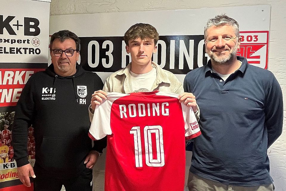 Große Freude herrscht in Roding über den gelungenen Transfer: Die sportlichen Leiter Rolf Hermes (links) und Christian Fleischmann (rechts) präsentieren Neuzugang Julian Hartl.